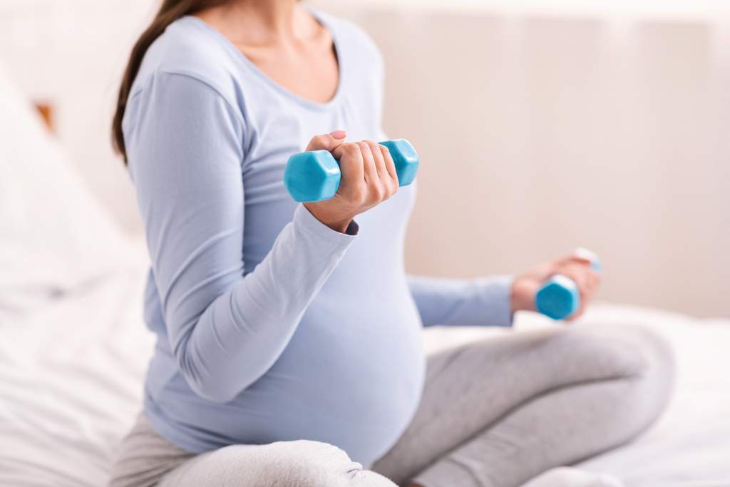 Schwangere Frau mit Hanteln - - Sport in der Schwangerschaft
