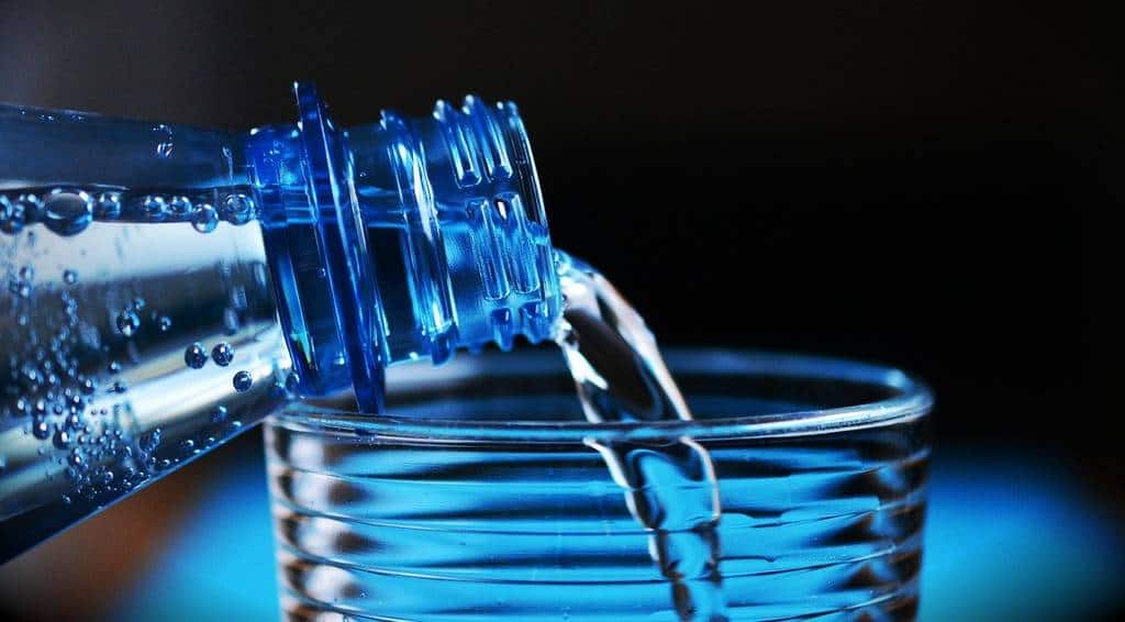 Glas mit Wasser - Flüssigkeit ist wichtig um den Zervixschleim verbessern zu können